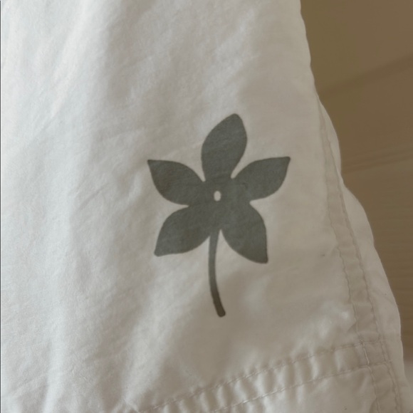 White Columbia Cargo Shorts with Cute Details - Picture 3 of 9